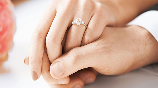 Nhiều cặp đôi đau đầu không biết nên mua nhẫn cưới hãng nào